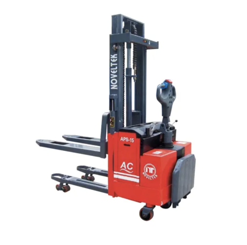 Jack elettrico per pallet Crown vs. Novellek: velocità, rotazione e movimentazione del carico